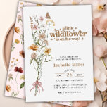 Invitación Un pequeño Chica de flores silvestres Baby Shower<br><div class="desc">Presentamos nuestra linda "Invitación Baby Shower de un pequeño Chica floral de flores silvestres" - la elección perfecta para una celebración caprichosa e inspirada en la naturaleza! Disfrute de la belleza del gran exterior con este encantador diseño que combina la esencia de una ducha de flores silvestres, el delicado encanto...</div>
