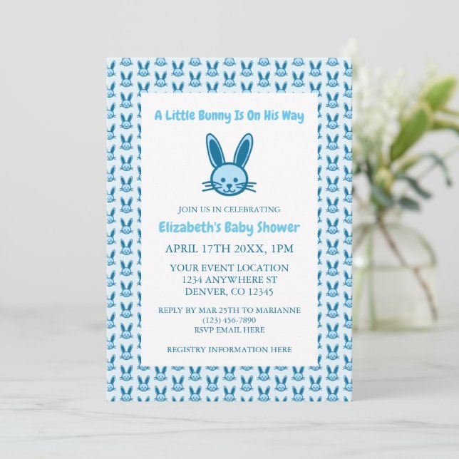 Invitación Un Pequeño Conejito Está En Camino De Baby Shower (Anverso de pie)