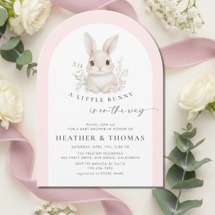 Invitación Un pequeño conejo elegante arco rosa baby shower