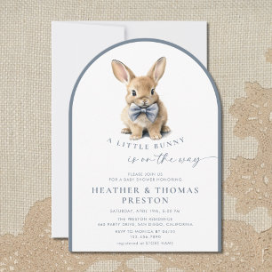 Invitación Un pequeño conejo elegante pizarra azul QR Baby Sh