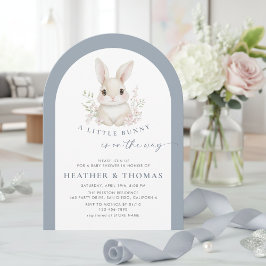 Invitación Un pequeño conejo elegante polvo azul arco baby sh