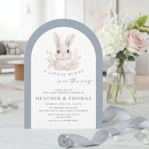 Invitación Un pequeño conejo elegante polvo azul arco baby sh
