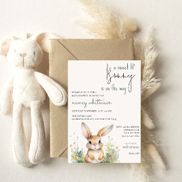 Invitación Un Pequeño Conejo Está En Camino De Baby Shower