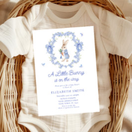 Invitación Un Pequeño Conejo Está En Camino De Baby Shower