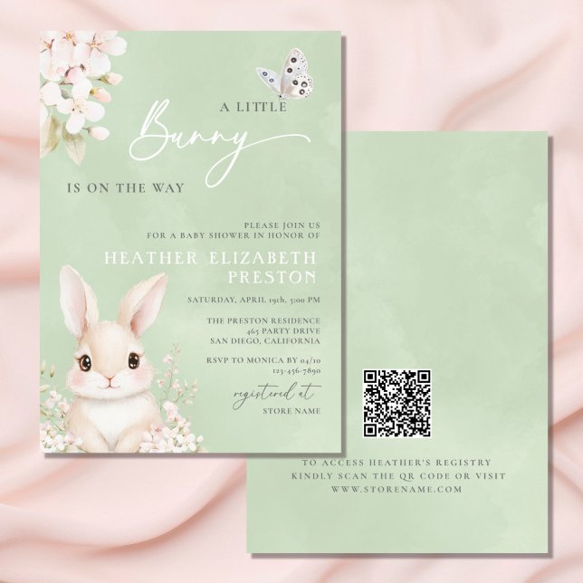 Invitación Un pequeño conejo Sage Green QR Baby Shower (Subido por el creador)