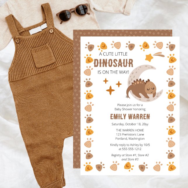 Invitación Un Pequeño Dinosaurio Está En Camino De Baby Showe ("A Little Dinosaur Is On The Way!" Cute Boy Baby Shower with Sleeping Dinosaur | Dinosaur Footprints)