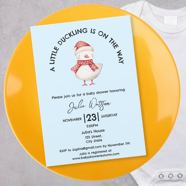 Invitación Un pequeño duckling está en camino a los Navidades (cute baby duck with red polka dot winter cap and scarf)