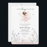 Invitación Un pequeño hada está en la ruta de la flor silvest<br><div class="desc">A Little Fairy se encuentra en el Way Wildflower Invitation - Nuestra invitación a la ducha de bebé básica de hadas es perfecta para un tema de hadas. El Invitation incluye un hada voladora, mariposas flotantes y hermosas flores silvestres en un agradable y suave tema pastel. La invitación forma parte...</div>