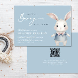 Invitación Un pequeño niño conejito Dusty Blue QR Baby Shower