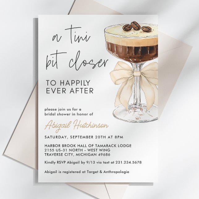 Invitación Un poco más cerca de la novia de Bow Espresso Mart (A Tini Bit Closer Bow Espresso Martini Bridal Invitation)