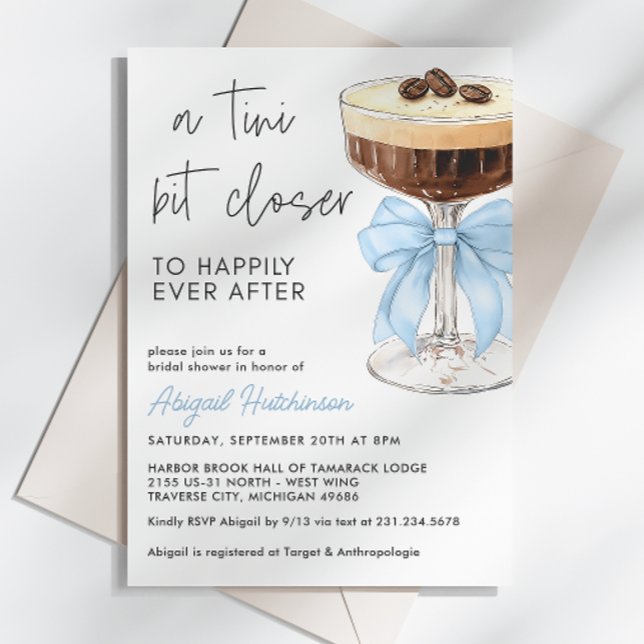 Invitación Un poco más cerca de la novia de Bow Espresso Mart (A Tini Bit Closer Bow Espresso Martini Bridal Shower Invitation)