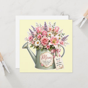 Invitación Un ramo de flores en una regadera para mamá