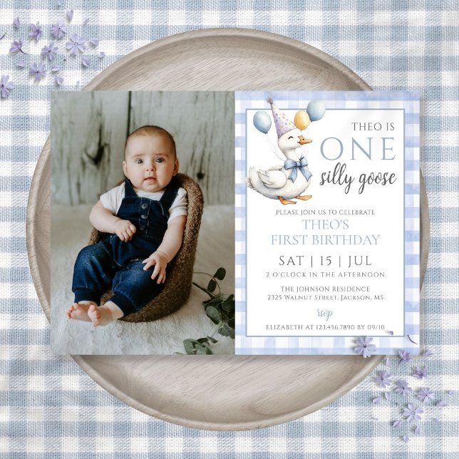Invitación Un tonto Goose foto azul Fiesta de cumpleaños (One Silly Goose Photo Blue Boy 1st Birthday Party Invitation)