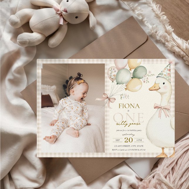 Invitación Un tonto Goose Gingham Neutral Foto de cumpleaños  (One silly goose Photo 1st Birthday Invitation with Beige Gingham Watercolor Cute Aesthetic Girl Boy)