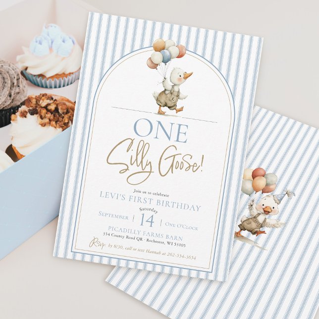 Invitación Un tonto jovencito agudo de la pinstripe primer cu (ONE Silly Goose cute modern whimsical blue ticking pinstripe stripe arch boy 1st birthday invitation)