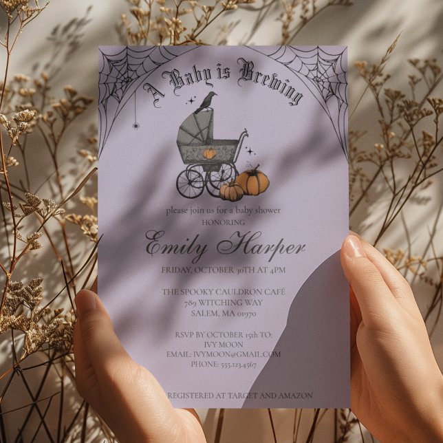 Invitación Una Bebé está Cocinándose Fiesta de Bebé Morado Gó (Gothic Halloween Baby Shower Invitation in Purple. Vintage Baby Carriage, Pumpkins, Webs, Raven)