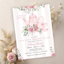 Una bebé está preparando té floral rosa para una f