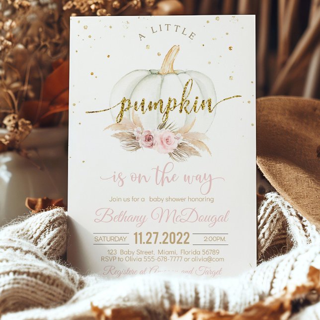 Invitación Una calabaza pequeña está en camino a la ducha de  (Autumn baby shower invitation with pumpkin design)