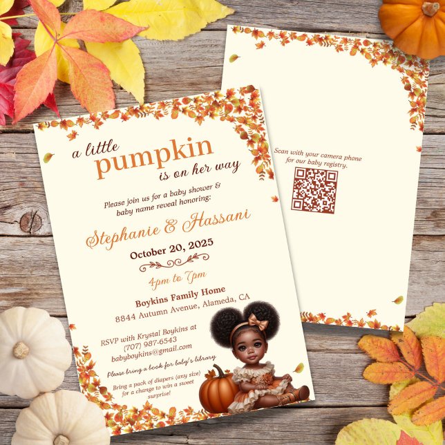 Invitación Una calabaza pequeña está en camino de una niña be (Celebrate your little pumpkin's arrival with this sweet Afro puff baby girl baby shower invitation!)