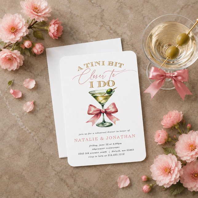 Invitación Una Cena de Ensayo de Martini Un Poco Más Cerca (A Tini Bit Closer Martini Rehearsal Dinner Invitation)