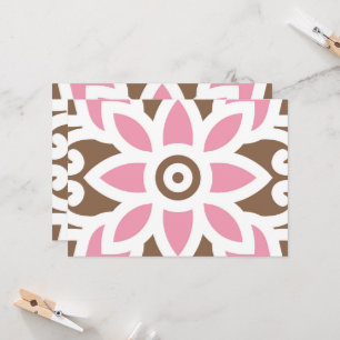 Invitación una flor rosa de fondo marrón