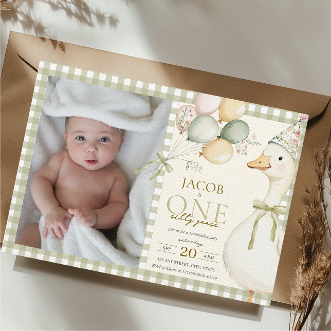 Invitación Una foto de primer cumpleaños de Green Gingham Goo (One Silly Goose Green Gingham 1st Birthday Photo Invitation Boy )