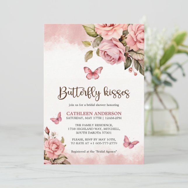 Invitación Una mariposa besa besa una ducha de novia floral (Anverso de pie)