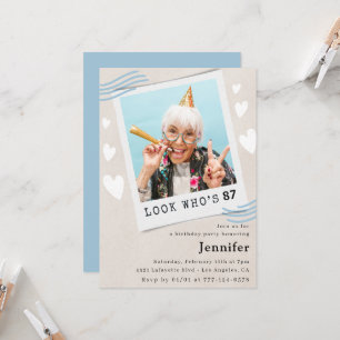 Invitación Una mirada azul divertida que es de 87 años.