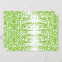 Una mujer con un suéter gris y anteojos se sienta