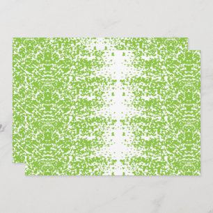 Invitación Una mujer con un suéter gris y anteojos se sienta