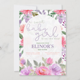 Invitación Una niña dulce morada y morada con flores rosadas 