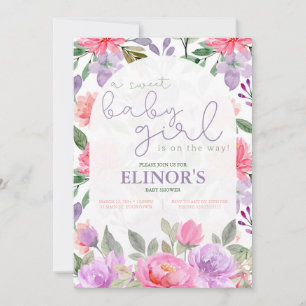 Invitación Una niña dulce morada y morada con flores rosadas 