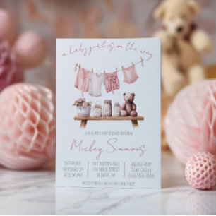 Invitación ¡Una niña está en camino! Ropa de bebé para la duc