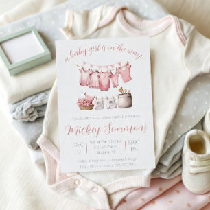 Invitación ¡Una niña está en camino! Ropa de bebé para la duc