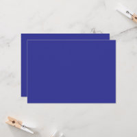 una pared azul con un reloj