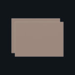 Invitación una pared marrón con<br><div class="desc">El diseño está situado cerca de una pared beige que parece formar parte de un edificio. La pared es lisa y tiene una textura uniforme,  lo que le da un aspecto sencillo y sencillo.</div>