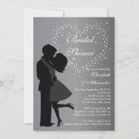 Una pareja de besándose enamorada ducha de novia