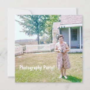 Invitación Una pequeña anciana sostiene una vieja cámara de c