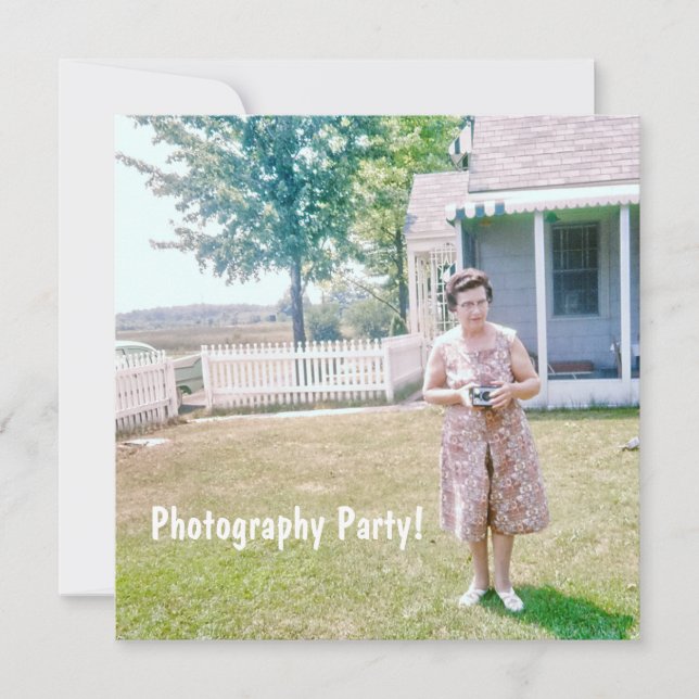 Invitación Una pequeña anciana sostiene una vieja cámara de c (Anverso)