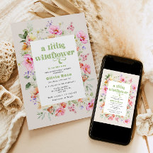 Una pequeña bebé de flores silvestres se ducha