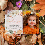 Invitación Una pequeña calabaza foto de cumpleaños de agradec<br><div class="desc">Gracias por elegir nuestra tarjeta de agradecimiento por su cumpleaños. Esta adorable tarjeta es perfecta para mostrar una preciada foto de la fiesta de cumpleaños de tu pequeña mientras expresa tu gratitud. Con diseños de calabaza bonitos y una zona de fotos de personalizable, es una manera memorable de agradecer a...</div>