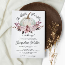 Una pequeña calabaza otoño elegante flores púrpura