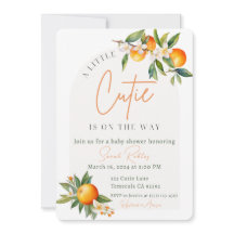 Una pequeña corbata está en la forma en que Baby S