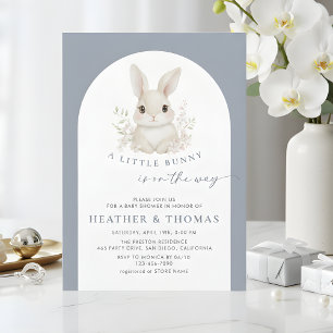 Invitación Una pequeña ducha de bebé elegante azul polvorient
