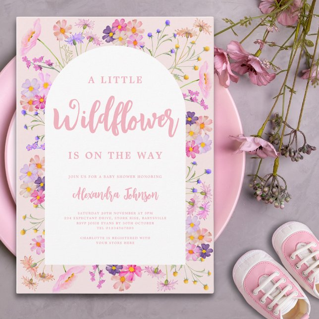 Invitación Una pequeña lluvia de ideas para una fiesta de beb (A little wildflower is on the way girl baby shower invitation with pink typography calligraphy )