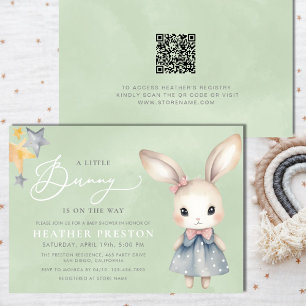 Invitación Una pequeña niña conejo sage verde QR Baby Shower