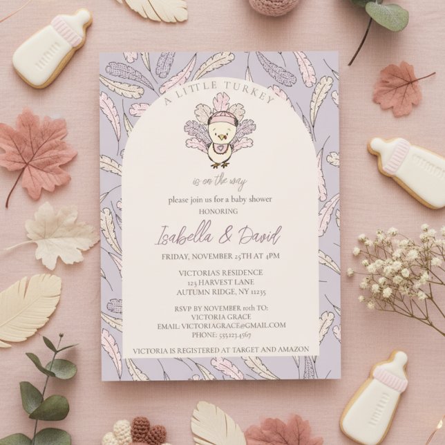 Invitación Una pequeña Turquía está en camino hacia el otoño  (Little Turkey Thanksgiving Girl Baby Shower. Purple & Pink Little Turkey & Gingham Feathers Pattern)