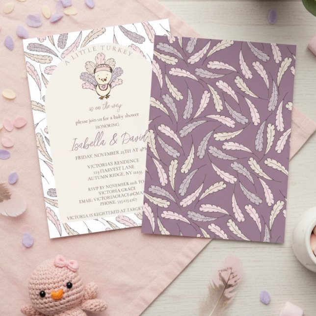 Invitación Una pequeña Turquía está en camino hacia el otoño  (Little Turkey Thanksgiving Girl Baby Shower. Pink Little Turkey & Purple Gingham Feathers Pattern)
