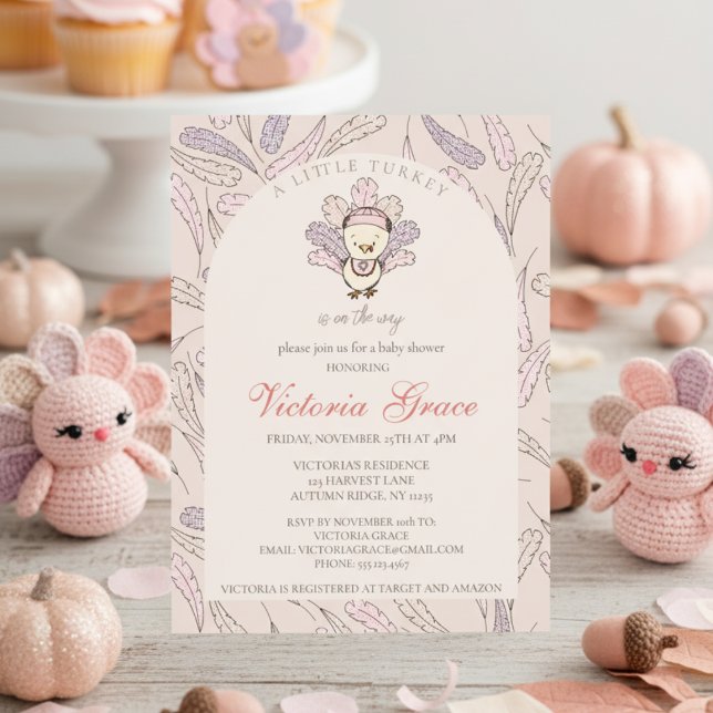 Invitación Una pequeña Turquía está en camino hacia el otoño  (Cute A Little Turkey is on the Way Fall Baby Shower for Thanksgiving Baby Girl Shower in Blush Pink.)