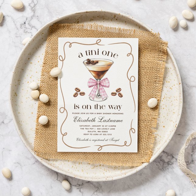 Invitación Una Tini Una Fiesta de Bebé de Martini de Espresso (A Tini One Espresso Martini Pink Bow Baby Shower Invitation)